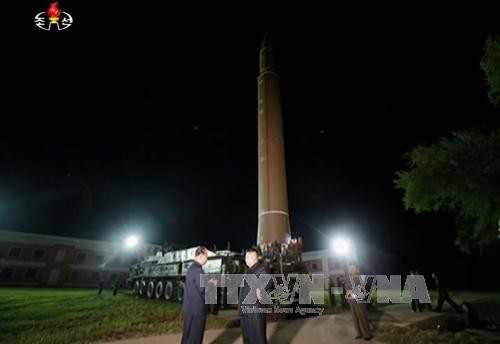 Tên lửa liên lục địa Hwasong-14 của Triều Tiên chuẩn bị được phóng tại một địa điểm ở Triều Tiên. Ảnh: YONHAP/ TTXVN.