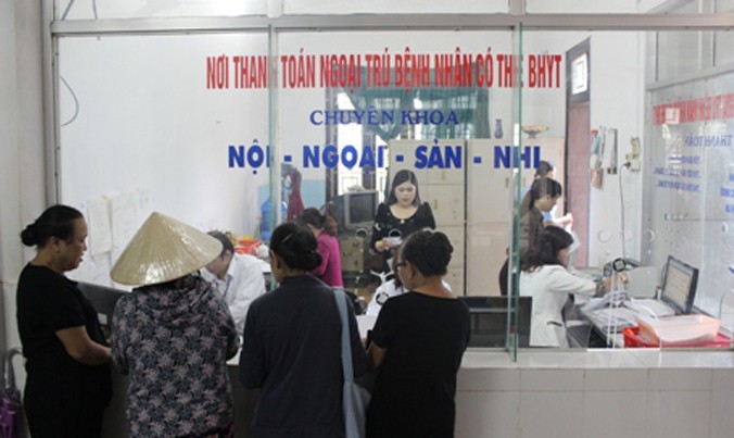 Thanh toán BHYT tại Bệnh viện Đa khoa tỉnh Quảng Trị. Ảnh: H.T.
