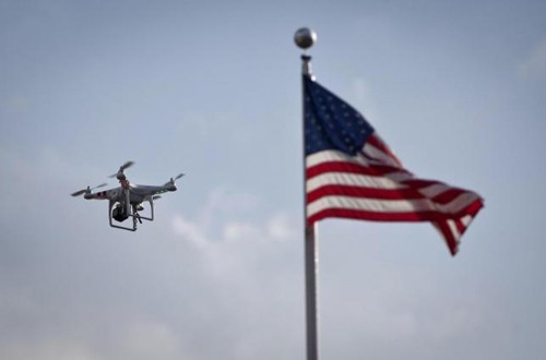 Một thiết bị bay không người lái trên bầu trời nước Mỹ. Ảnh: Reuters.