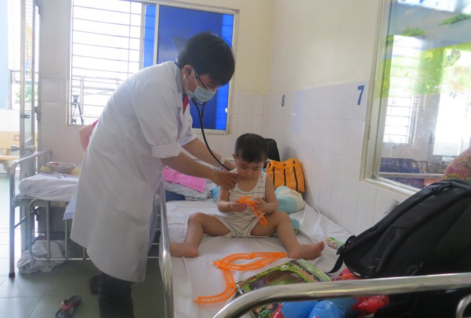 BS BV Nhi Đồng 1 đang điều trị cho trẻ mắc bệnh tay chân miệng.