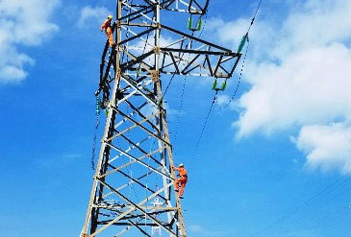 Công nhân Công ty điện lực Hải Phòng xử lý sự cố đường dây cáp điện cao thế 35 kV vượt biển tra đảo Cát Bà bị đứt. Ảnh: Điện lực Hải Phòng.