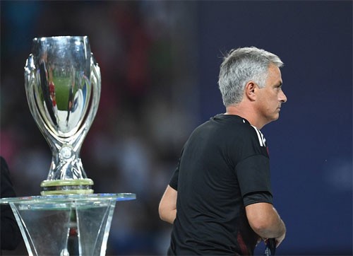 Mourinho cầm huy chương á quân rồi đem cho. Ảnh: Reuters.