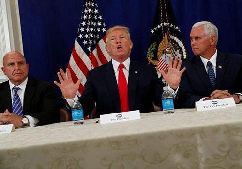Tổng thống Mỹ Donald Trump (giữa), Phó tổng thống Mike Pence (phải) và Cố vấn An ninh Quốc gia H.R. McMaster trong cuộc họp báo ở Bedminster, New Jersey, Mỹ, hôm 10/8. Ảnh: Reuters.