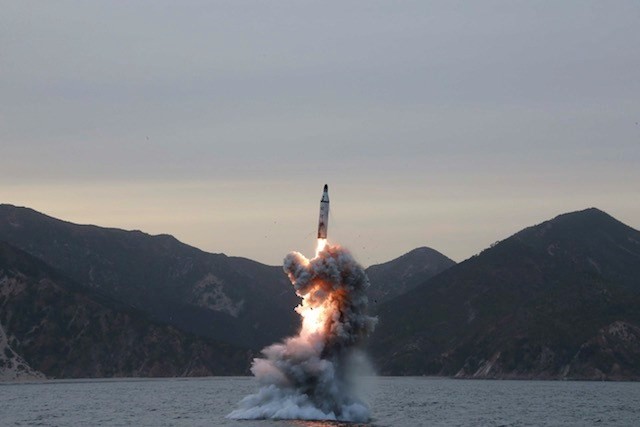 Một vụ phóng tên lửa từ tàu ngầm của Triều Tiên. Nguồn: Getty.