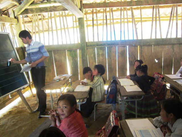 Giáo viên đứng lớp ở điểm trường Sài Khao, xã Mường Lý, huyện Mường Lát, Thanh Hóa. Ảnh nguồn Internet