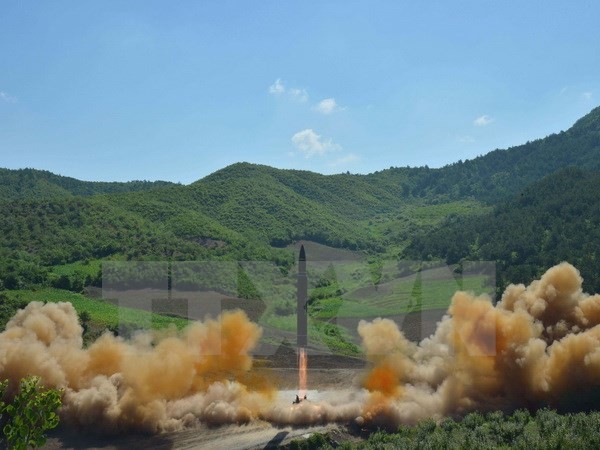 Tên lửa đạn đạo liên lục địa Hwasong-14 được phóng thử tại một địa điểm bí mật ở Triều Tiên. Nguồn: EPA/TTXVN.