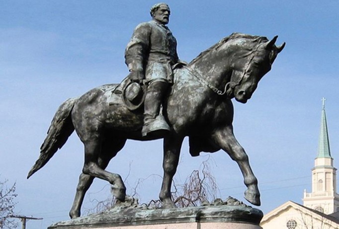 Bức tượng đại tướng Robert E. Lee ở Charlottesville, Virginia. Ảnh: US News.