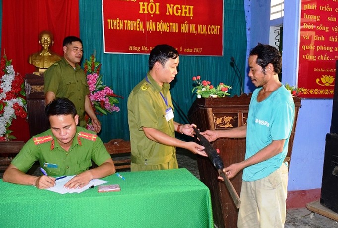 Người dân tại miền núi Hồng Hạ, TT-Huế, tự nguyện giao nộp súng săn cho lực lượng chức năng.