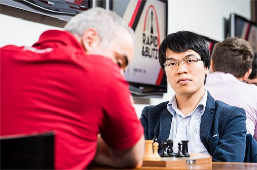 Quang Liêm và Kasparov trong trận đánh hôm qua 17/8. Ảnh: GCT.