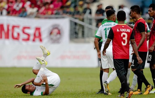 Nếu Evan Dimas (nằm sân) bị treo giò, Indonesia gặp tổn thất lớn.