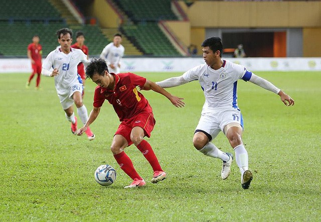 Văn Toàn (trái) thi đấu trong trận gặp U22 Philippines.
