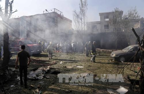 Lực lượng an ninh Afghanistan điều tra tại hiện trường vụ nổ bom ở phía tây Kabul ngày 24/7. Ảnh: EPA/TTXVN.