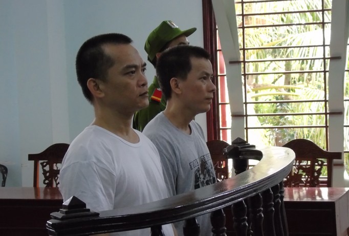 Bị cáo Hiền (bên trái), bị cáo Thưởng (bên phải) tại phiên tòa. Ảnh: Kim Hà.
