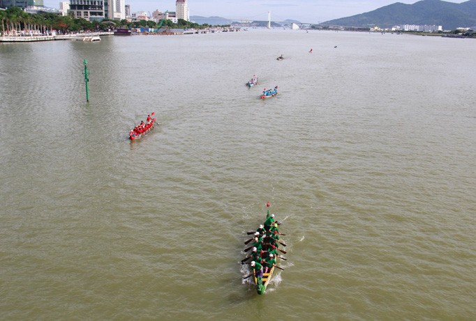 Đến Đà Nẵng dịp Quốc khánh 2/9, du khách có cơ hội xem đua thuyền trên sông Hàn. Ảnh: Thanh Trần.