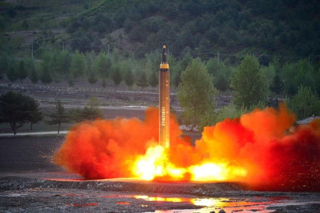 Vụ thử tên lửa đạn đạo liên lục địa hồi tháng 7 của Triều Tiên. Ảnh: Reuters.