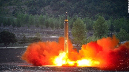 Hình ảnh vụ thử tên lửa Hwasong-12 được hãng thông tấn Triều Tiên KCNA công bố.