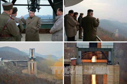 Nhà lãnh đạo Triều Tiên Kim Jong-un theo dõi một vụ thử động cơ tên lửa ở bãi phóng vệ tinh Sohae. Ảnh: Yonhap/TTXVN.