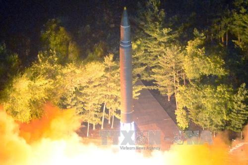 Tên lửa đạn đạo xuyên lục địa Hwasong-14 của Triều Tiên được phóng tại một địa điểm bí mật ngày 4/7. Ảnh: EPA/TTXVN.
