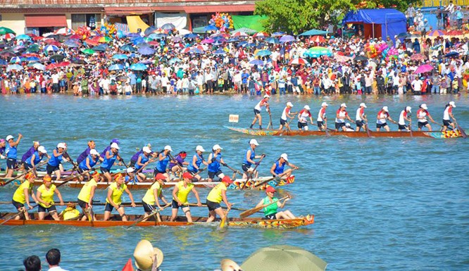 Lễ hội đua thuyền truyền thống vào Tết Độc lập luôn được đông đảo người dân hào hứng tham gia, cổ vũ.
