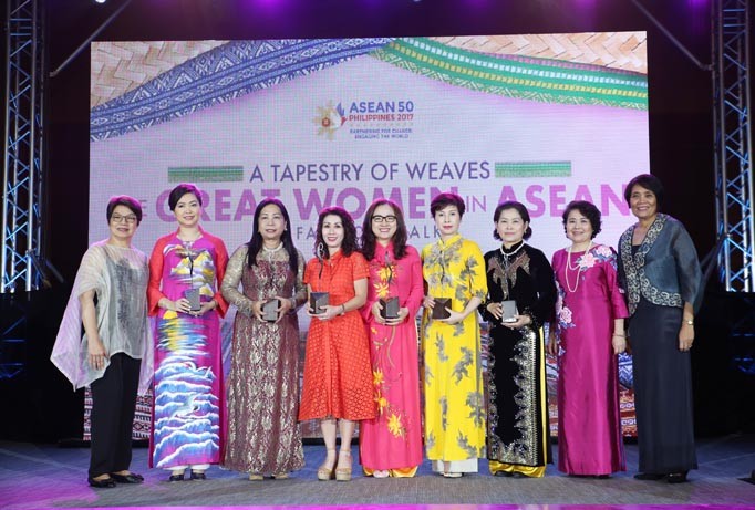 Bà Lê Thu Thủy – Phó Chủ tịch thường trực HĐQT SeABank (đứng thứ năm từ trái sang) nhận giải “Doanh nhân nữ tiêu biểu ASEAN”.