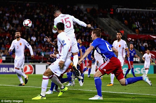 Ramos mở màn cho chiến thắng 8-0 của Tây Ban Nha.