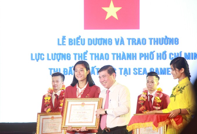 Phó Bí thư Thành ủy, Chủ tịch UBND TPHCM Nguyễn Thành Phong trao Bằng khen TPHCM cho VĐV “Nữ hoàng tốc độ” Lê Tú Chinh.