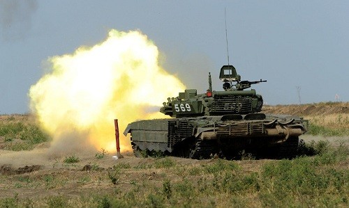 Xe tăng Nga trong một cuộc diễn tập bắn đạn thật. Ảnh: RT.