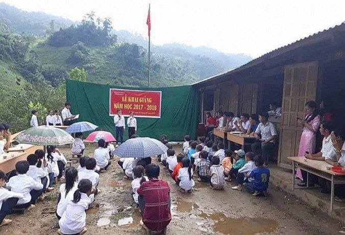 Hình ảnh lễ khai giảng đơn sơ của thầy và trò Trường Tiểu học Thái Sơn (Bảo Lâm, Cao Bằng) gây “bão” mạng. Ảnh: Internet.