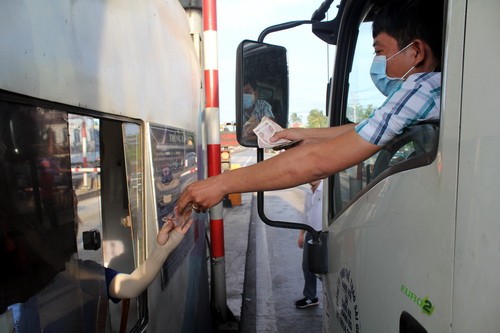 Nhiều tài xế xe tải khi qua trạm BOT đường tránh Biên Hòa sử dụng tiền lẻ. Ảnh: Phước Tuấn.