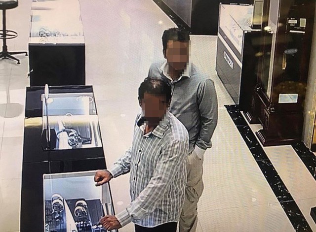 Hai người ngoại quốc bị chủ cửa hàng tố trộm đồng hồ đắt tiền. Ảnh trích từ camera cửa hàng.