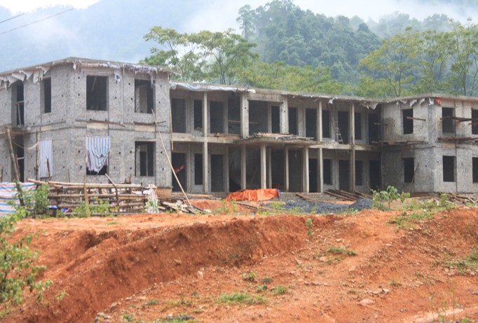 Trụ sở đang xây dựng của UBND xã Bát Mọt, huyện Thường Xuân (Thanh Hóa). Ảnh: Hoàng Lam.