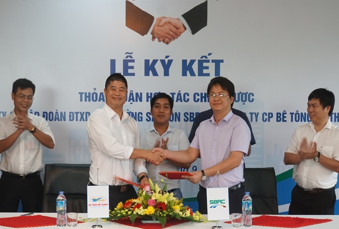 Hình ảnh lễ ký kết giữa Đầu tư Xây dựng cầu đường Sài Gòn – SBRC vừa ký kết thỏa thuận hợp tác chiến lược với Công ty cổ phần Bê tông Hà Thanh (Hà Nội).