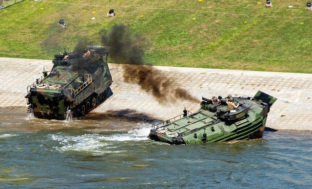 Xe thiết giáp tấn công đổ bộ của Thủy quân Lục chiến Mỹ (Ảnh minh họa: US Marine Corp)