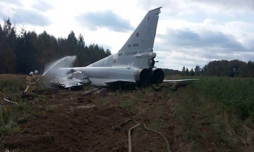 Oanh tạc cơ Tu-22M3 đứt rời cánh sau khi trượt khỏi đường băng. Ảnh: Aviationist.