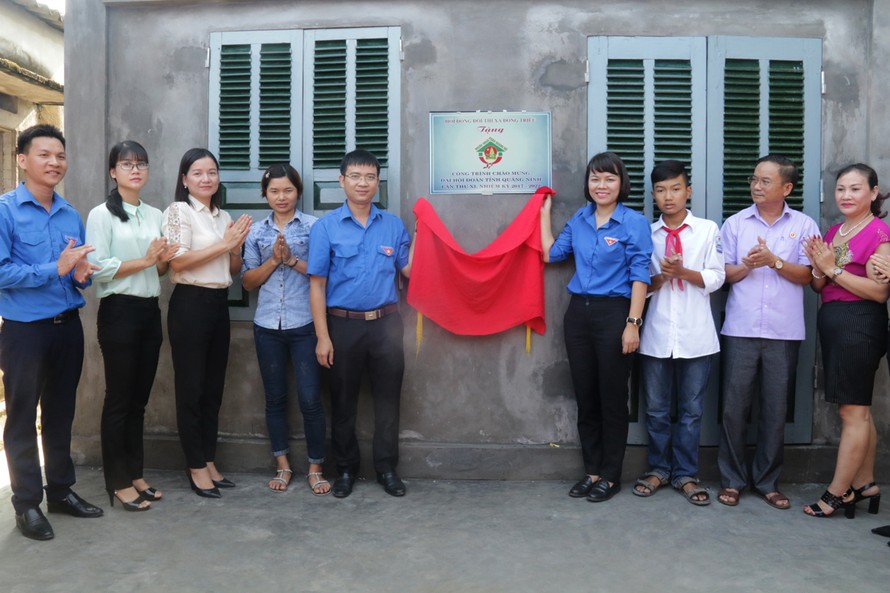 Đồng chí Vũ Thị Diệu Linh, Phó Bí thư Thường trực tỉnh đoàn, Chủ tịch hội đồng Đội tỉnh cùng đại biểu gắn biển công trình "Ngôi nhà khăn quàng đỏ" thứ 11.