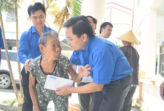 Trung ương Đoàn thăm, tặng quà nhân dân thiệt hại trong bão số 10