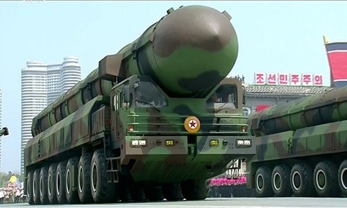 Mẫu tên lửa đạn đạo xuyên lục địa mới của Triều Tiên trong lễ duyệt binh ngày 15/4/2017. Ảnh: Reuters.