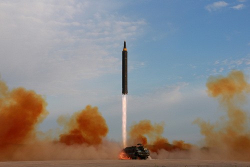 Mỗi vụ phóng tên lửa Hwasong-12 có thể tiêu tốn tới 5 triệu USD. Ảnh: Reuters.