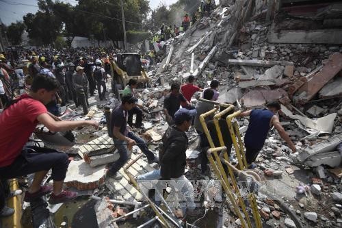 Lực lượng cứu hộ tìm kiếm người mất tích sau vụ động đất tại Mexico City ngày 19/9. Ảnh: AFP/TTXVN.