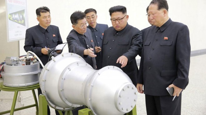 Lãnh đạo Triều Tiên Kim Jong Un và thiết bị được cho là bom H. Ảnh: Reuters.