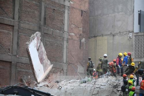 Lực lượng cứu hộ tìm kiếm người mất tích sau trận động đất ở Mexico City, Mexico ngày 21/9. Ảnh: AFP/TTXVN.