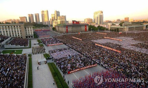Người Triều Tiên đổ về Bình Nhưỡng biểu tình phản đối Mỹ. Ảnh: Yonhap.