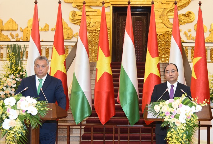 Thủ tướng Nguyễn Xuân Phúc và Thủ tướng Hungary Viktor Orbán tại cuộc gặp báo chí sáng 25/9 tại Hà Nội. Ảnh: VGP.