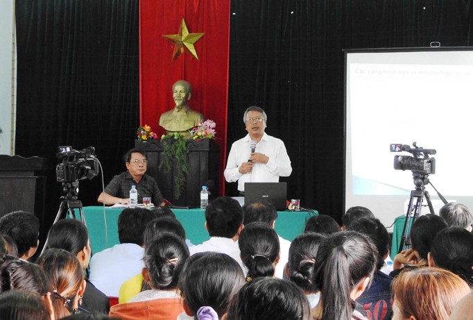 Ông Nguyễn Trường Khoa, Giám đốc Sở TN-MT Quảng Trị đưa ra các thông số khoa học, nói với người dân về nguồn nước thải sau xử lý của Cty TNHH Dệt may Vinatex Quốc tế Toms.
