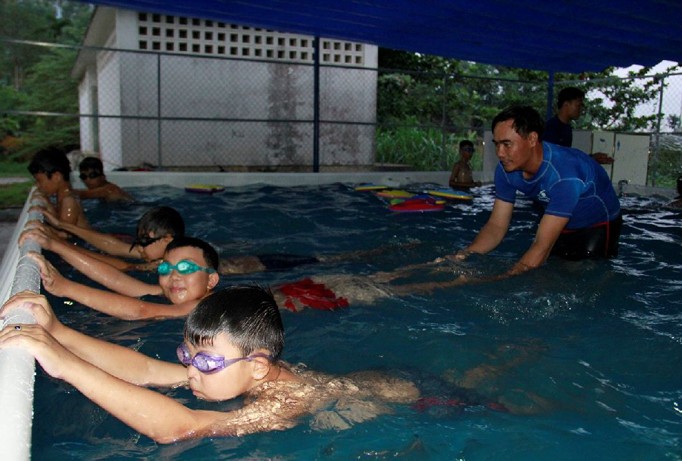 Bể bơi trong trường học giúp nhiều học sinh có điều kiện được học bơi. Ảnh: Thanh Trần. 