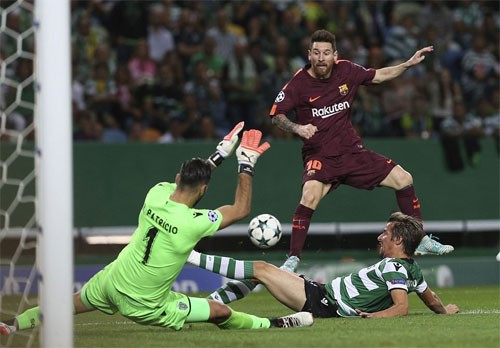 Hàng thủ Sporting thành công trong việc ngăn cản Messi ghi bàn.