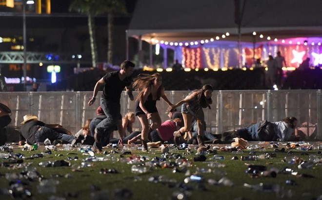 Người dân chạy khỏi nơi xảy ra vụ xả súng. Nguồn: Getty Images.