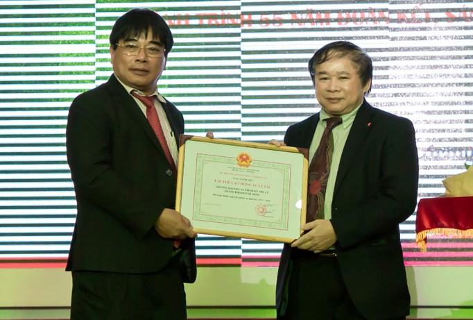 Thứ trưởng Bộ GD&ĐT Bùi Văn Ga (phải) tặng Bằng khen kỷ niệm 55 ngày thành lập trường cho PGS- TS Đỗ Văn Dũng, Hiệu trưởng trường ĐH Sư phạm kỹ thuật TPHCM.