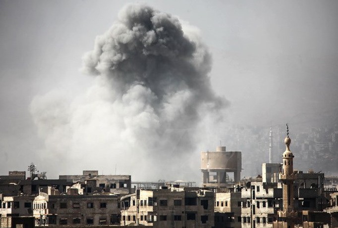Khói bốc lên sau các cuôc không kích ở phía đông thủ đô Damascus ngày 2/10. Nguồn: AFP/TTXVN.