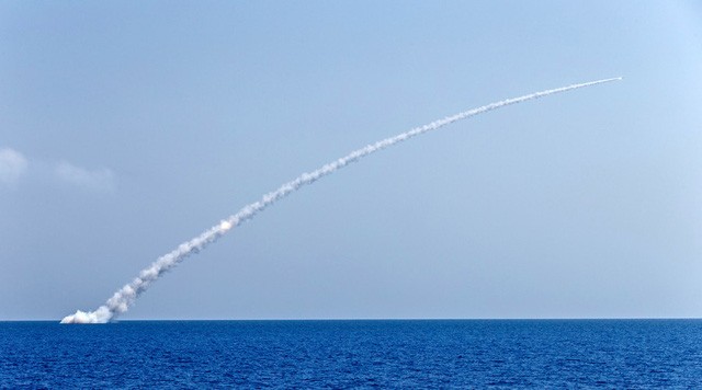 Tàu ngầm Nga phóng tên lửa Kalibr. Ảnh: RT.